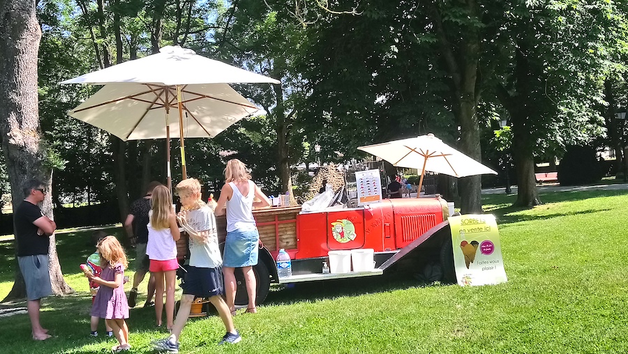 Citroën Rosalie de collection et stand de sorbets bio - La Ferme de la Métairie