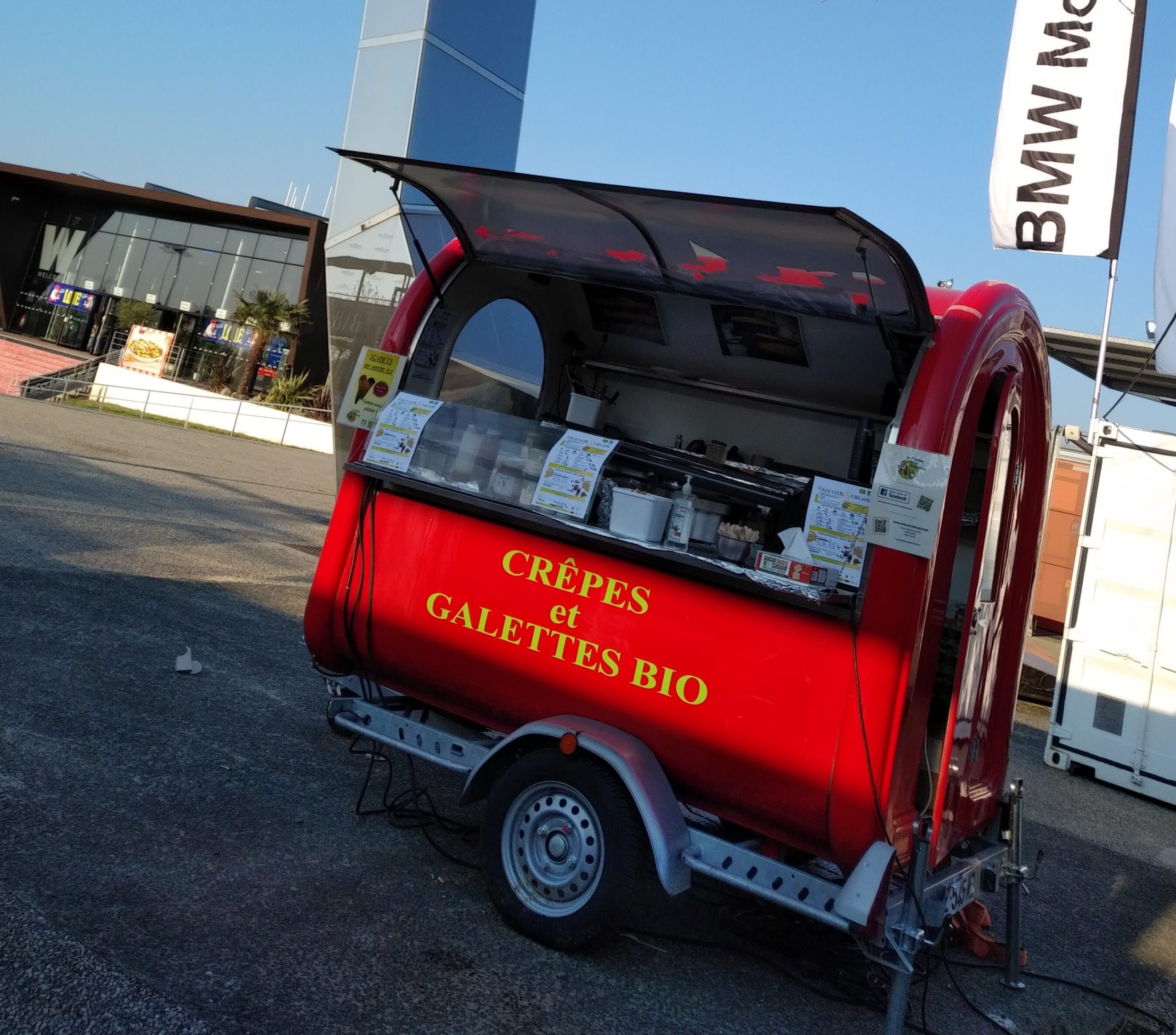Remorque rouge pour crêpes et galettes bio - La Ferme de la Métairie