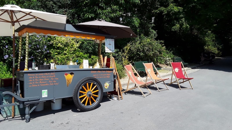 Chariot Belle Époque et transats - La Ferme de la Métairie